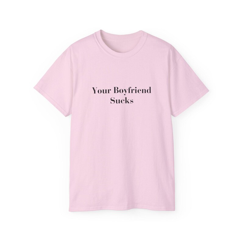 Your Boyfriend Sucks T-shirt Sarcastic Weirdcore Shirt Y2K Funny It Girl Tee ongepast iconische slogan tshirt Hot Girl Empowerment Tee Light Pink