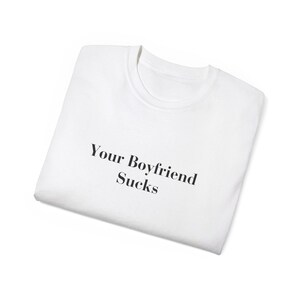 Your Boyfriend Sucks T-shirt Sarcastic Weirdcore Shirt Y2K Funny It Girl Tee ongepast iconische slogan tshirt Hot Girl Empowerment Tee afbeelding 12