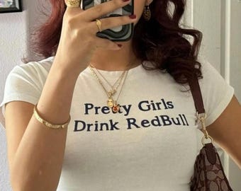 Pretty Girls Drink R*dBull Baby Tee Formula1 Baddie Manifestation Shirt Hot Girl iconische slogan top Viral Bold TikTok Post Tee
