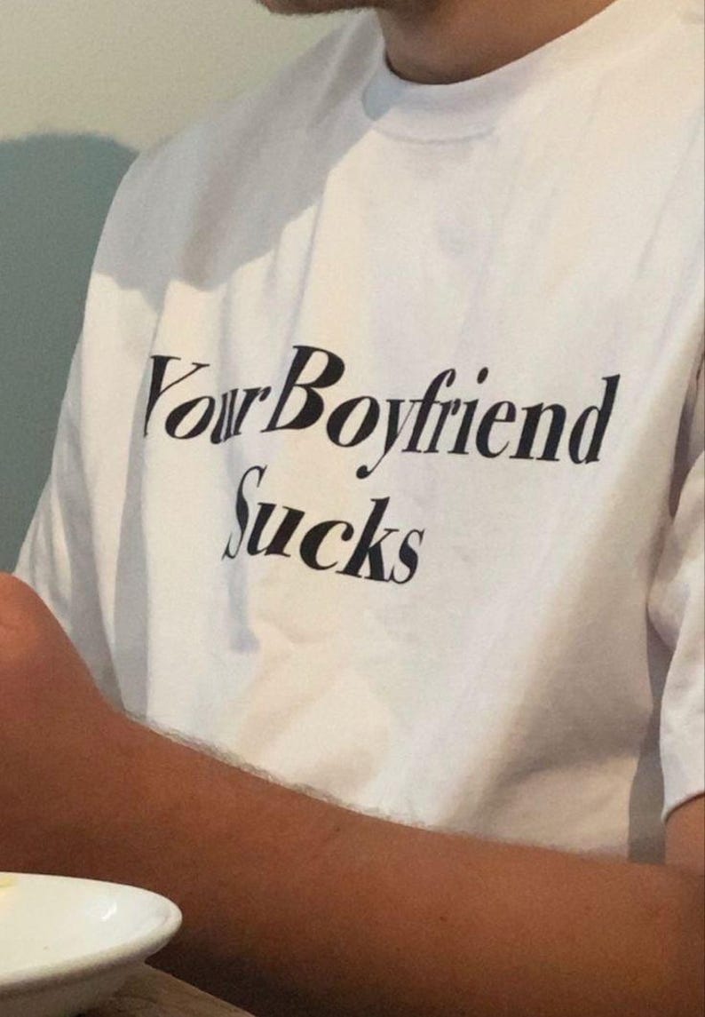 Your Boyfriend Sucks T-shirt Sarcastic Weirdcore Shirt Y2K Funny It Girl Tee ongepast iconische slogan tshirt Hot Girl Empowerment Tee afbeelding 1