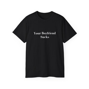 Your Boyfriend Sucks T-shirt Sarcastic Weirdcore Shirt Y2K Funny It Girl Tee ongepast iconische slogan tshirt Hot Girl Empowerment Tee Black