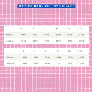 Op de afbeelding: Een maattabel voor een baby-t-shirt met de tekst WOMEN BABY TEE SIZE CHART. De tabel toont breedte- en lengtematen in inches en centimeters voor de maten S, M, L, XL, 2XL en 3XL op een roze achtergrond met een wit ruitpatroon.