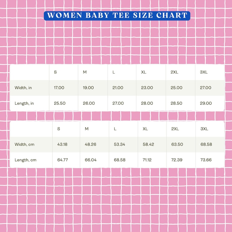 Op de afbeelding: Een maattabel voor een baby-t-shirt met de tekst WOMEN BABY TEE SIZE CHART. De tabel toont breedte- en lengtematen in inches en centimeters voor de maten S, M, L, XL, 2XL en 3XL op een roze achtergrond met een wit ruitpatroon.