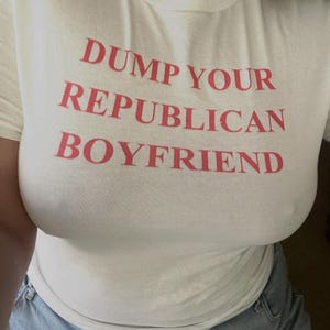 Dump Ihre punischen Freund-T-shirt Politisches Statement T-Shirt Demokratische lustige Woke Shirt sarkastischer Humor Tshirt Inspirierendes Shirt Bild 1