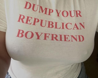 Camiseta "Deja a tu novio republicano" con mensaje político. Camiseta divertida y provocativa. Camiseta con humor sarcástico. Camiseta inspiradora.