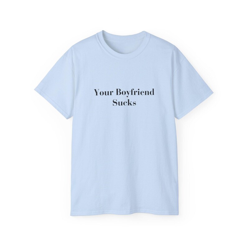 Your Boyfriend Sucks T-shirt Sarcastic Weirdcore Shirt Y2K Funny It Girl Tee ongepast iconische slogan tshirt Hot Girl Empowerment Tee Light Blue