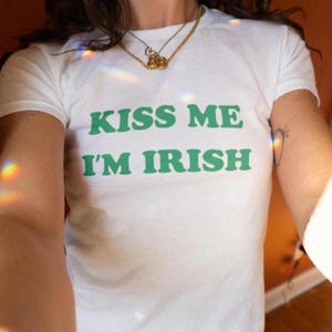 Kiss Me I m Irish St Patricks Day Baby Tee Y2K Saint Paddys Lucky Girl Shirt Ireland Lucky Charm Babytee St. Patrick's Day Gift