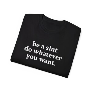 Seien Sie eine Schlampe, tun Sie, was auch immer Sie wollen T-Shirt Mädchen-Power-Hemd Schlampe Era T-Shirt sarkastisches T-Shirt Y2K Ästhetik Es Mädchen-T-Shirt Lustiges Zitat T-Shirt Bild 5