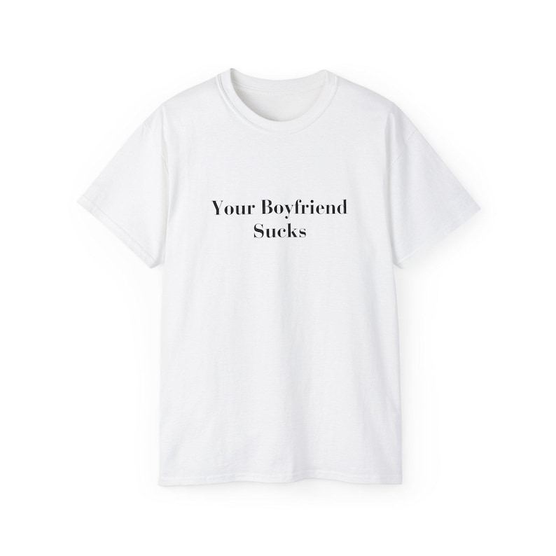 Your Boyfriend Sucks T-shirt Sarcastic Weirdcore Shirt Y2K Funny It Girl Tee ongepast iconische slogan tshirt Hot Girl Empowerment Tee White