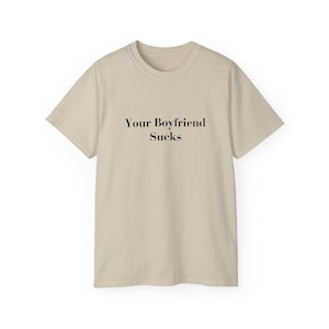 Your Boyfriend Sucks T-shirt Sarcastic Weirdcore Shirt Y2K Funny It Girl Tee ongepast iconische slogan tshirt Hot Girl Empowerment Tee Sand