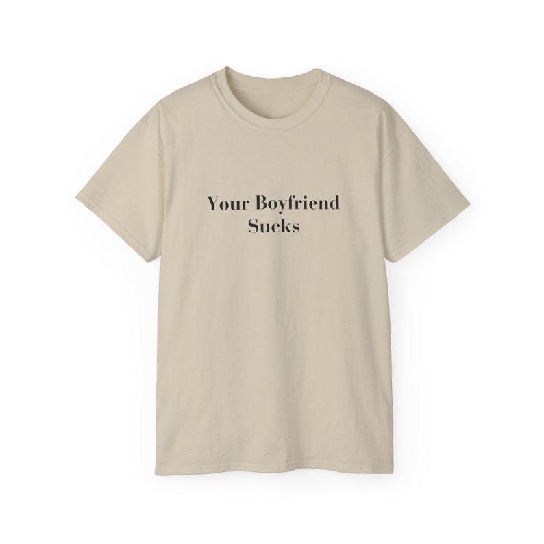 Your Boyfriend Sucks T-shirt Sarcastic Weirdcore Shirt Y2K Funny It Girl Tee ongepast iconische slogan tshirt Hot Girl Empowerment Tee Sand