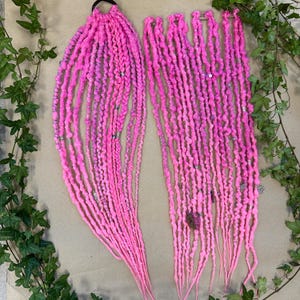 Dreadlock Clip-In Erweiterungen oder Pferdeschwanz, temporäre rosa synthetische Dreads, Haarspangen mit Faux Loks für Kinder und Erwachsene