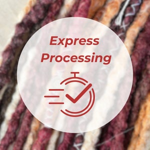 Könnte beinhalten: Weißer Kreis mit rotem Text, der "Expressverarbeitung" sagt und einem roten Symbol einer Stoppuhr mit einem Häkchen darin. Der Hintergrund ist ein verschwommenes Bild von buntem Garn.