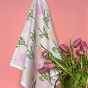 Roze tulpen, linosnede op wit katoen: servet, theedoek, tafelloper of tafelkleed. 100% handgemaakt, origineel ontwerp.