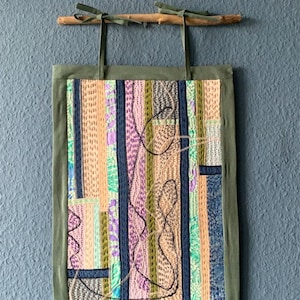 Quilt Wandbehang mit Sashiko Sticktechnik. Abstrakte Landschaft. 100% Handarbeit. Patchwork Quilt als Wanddekor, Wandbild, Wandteppich.