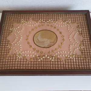 Coffret à jetons boite avec broderie ruban femme sur un sofa