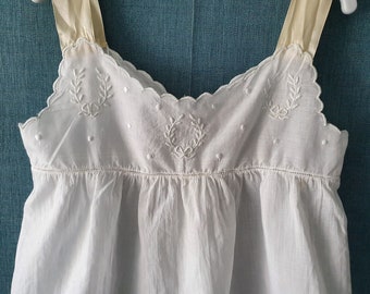 Robe tablier de petite fille en linon blanc brodé - 1644