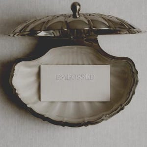 Puede incluir: Un juego de tres tazas de cerámica con un acabado mate moteado. Las tazas son de color crema, gris claro y gris oscuro. Cada taza tiene un diseño simple y minimalista y un asa redondeada.