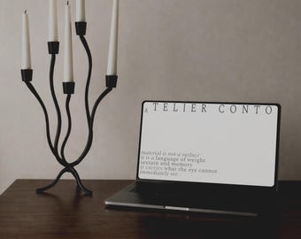 MacBook Mockup, Schreibtisch aus dunklem Holz, Kerzenhalter, Stimmungsvoller Minimale Arbeitsplatz Branding Display