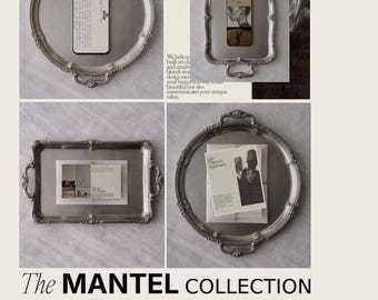 Könnte beinhalten: Ein Mockup-Set mit vier silbernen Tabletts mit verzierten Griffen, die jeweils einen anderen Gegenstand halten. Die Gegenstände umfassen ein Telefon, eine Karte mit einem Foto und eine Broschüre. Der Text "The MANTEL COLLECTION" und "5 PSD files" ist sichtbar.