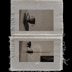 Könnte beinhalten: Ein rechteckiges Buch mit einem weißen, strukturierten, spitzenartigen Einband mit ausgefransten Kanten. Der Einband zeigt zwei rechteckige Fotodrucke von dunklen Urnen und Objekten. Der Text ATELIER CONTOUR ist vertikal in Schwarz aufgedruckt.