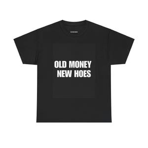 Może przedstawiać: Czarny t-shirt z białym napisem "OLD MONEY NEW HOES". Koszulka ma okrągły dekolt i krótkie rękawy. Nazwa marki "DARKSIDE" jest wydrukowana małymi białymi literami na górnej części pleców.