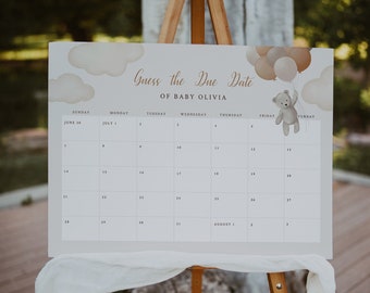 Può includere: Un cartello per baby shower su un cavalletto di legno. Il cartello recita "Indovina la data prevista di Baby Olivia" e presenta un calendario con le date. Un orsacchiotto tiene in mano dei palloncini. Il cartello è decorato con illustrazioni di nuvole.