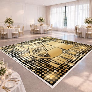 Könnte beinhalten: Ein großer, quadratischer Tanzboden mit einem schwarz-goldenen Tupfenmuster. Der Boden zeigt eine goldene Grafik mit dem Text "Studio" und "Dance". Der Tanzboden ist von Tischen mit weißen Tischdecken und Blumengestecken umgeben.