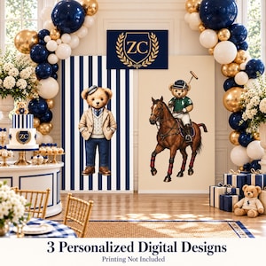 Op de afbeelding: Een feestset met drie gepersonaliseerde digitale ontwerpen: een achtergrond met marineblauwe en witte strepen met een teddybeer in een blazer, een beige achtergrond met een teddybeer op een paard en een marineblauw bord met een gouden ZC-embleem.