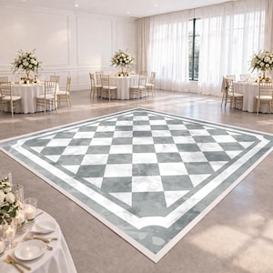 Op de afbeelding: Een grote, vierkante dansvloer met een grijs en wit geblokt patroon. De vloer is omgeven door een witte rand en is opgesteld in een ruime evenementenhal met ronde tafels, stoelen en bloemstukken.