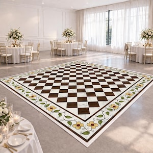 Puede incluir: Un gran suelo de baile cuadrado con un patrón de tablero de ajedrez en marrón y blanco. El suelo está rodeado por un borde decorativo con flores amarillas y hojas verdes. El suelo de baile está en una habitación grande con mesas redondas y sillas.