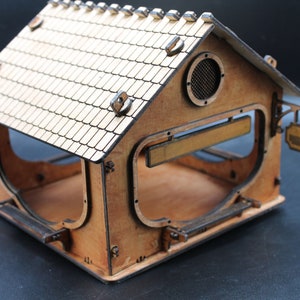 Mangiatoia per uccelli. Design funzionale per esterni da 4 mm. Possiamo aggiungere qualsiasi testo al cartello sopra le porte. Invia un messaggio al negozio per informazioni.