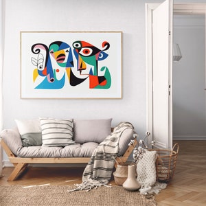 Puede incluir: Impresión de arte abstracto en un marco de madera. La obra presenta una composición colorida de formas geométricas en azul, negro, rojo, amarillo y verde. La impresión se muestra sobre un sofá de madera con cojines y una alfombra tejida.