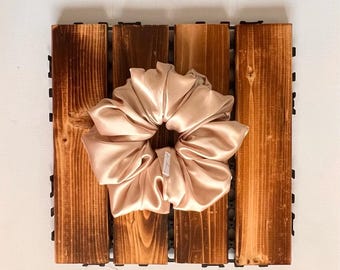 Handgjord champagnefärgad silkeslen satin scrunchie | XL Jumbo