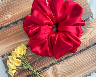 Handgjord röd satin överdimensionerad scrunchie | Jumbo hårknyte