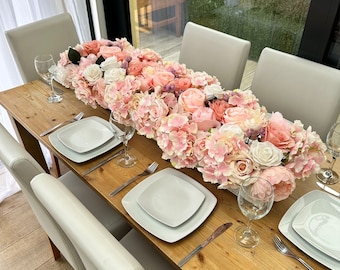 Elegante centrotavola floreale rosa con rose, peonie e ortensie