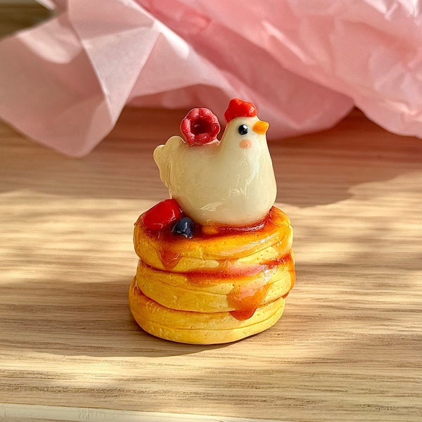 Joli poulet sur des crêpes aux baies, fait main, ami de bureau en pâte polymère kawaii, figurine d'oiseau cottagecore, décoration de table