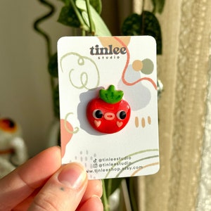 Broche de tomate con cara caprichosa, broche de arcilla polimérica con verduras, bonitos accesorios para bolsos, decoración kawaii.