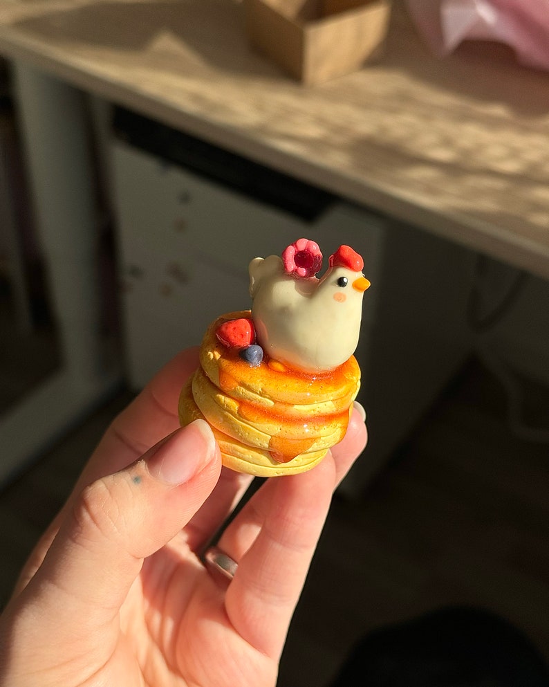 Simpatico pollo su pancake con bacche, amico da scrivania in argilla polimerica kawaii fatto a mano, statuetta di uccello cottagecore, decorazione da tavolo immagine 6