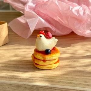 Simpatico pollo su pancake con bacche, amico da scrivania in argilla polimerica kawaii fatto a mano, statuetta di uccello cottagecore, decorazione da tavolo immagine 2