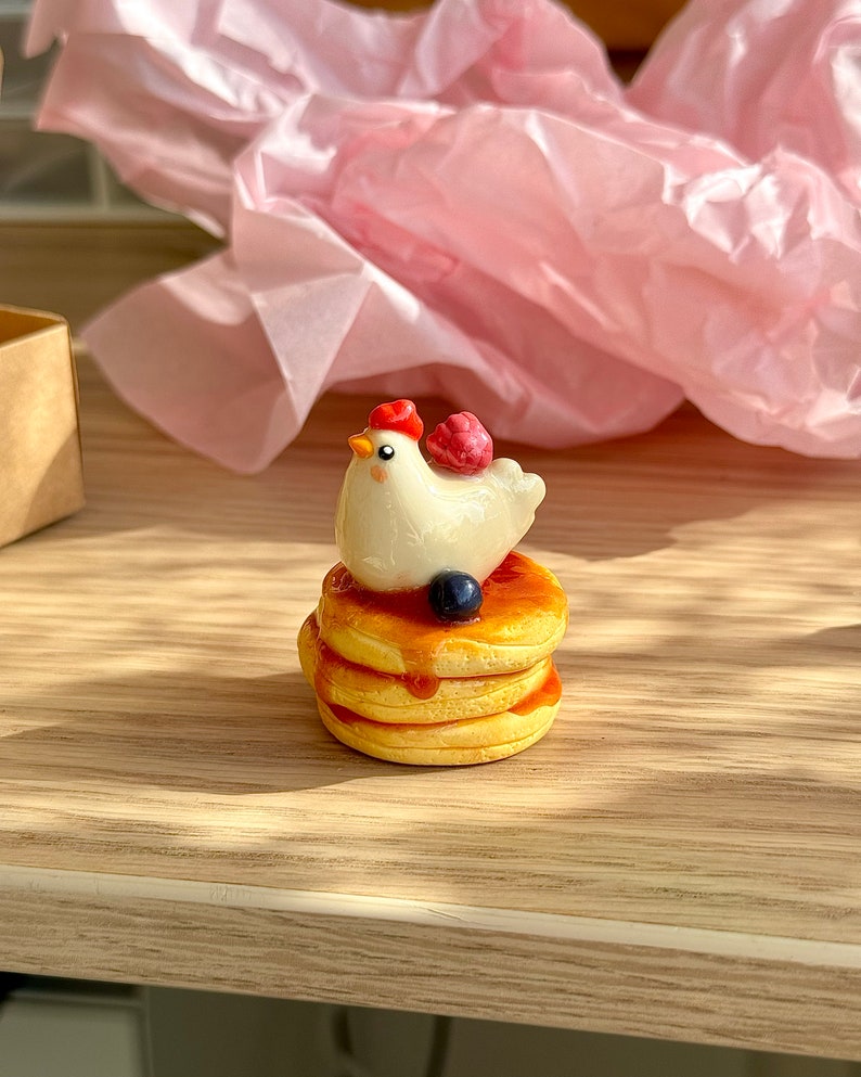 Simpatico pollo su pancake con bacche, amico da scrivania in argilla polimerica kawaii fatto a mano, statuetta di uccello cottagecore, decorazione da tavolo immagine 2