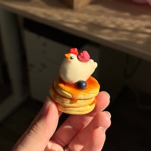 Simpatico pollo su pancake con bacche, amico da scrivania in argilla polimerica kawaii fatto a mano, statuetta di uccello cottagecore, decorazione da tavolo immagine 7