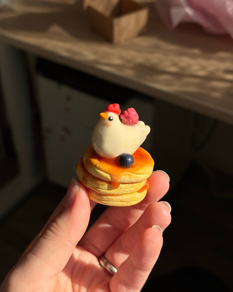 Simpatico pollo su pancake con bacche, amico da scrivania in argilla polimerica kawaii fatto a mano, statuetta di uccello cottagecore, decorazione da tavolo immagine 7