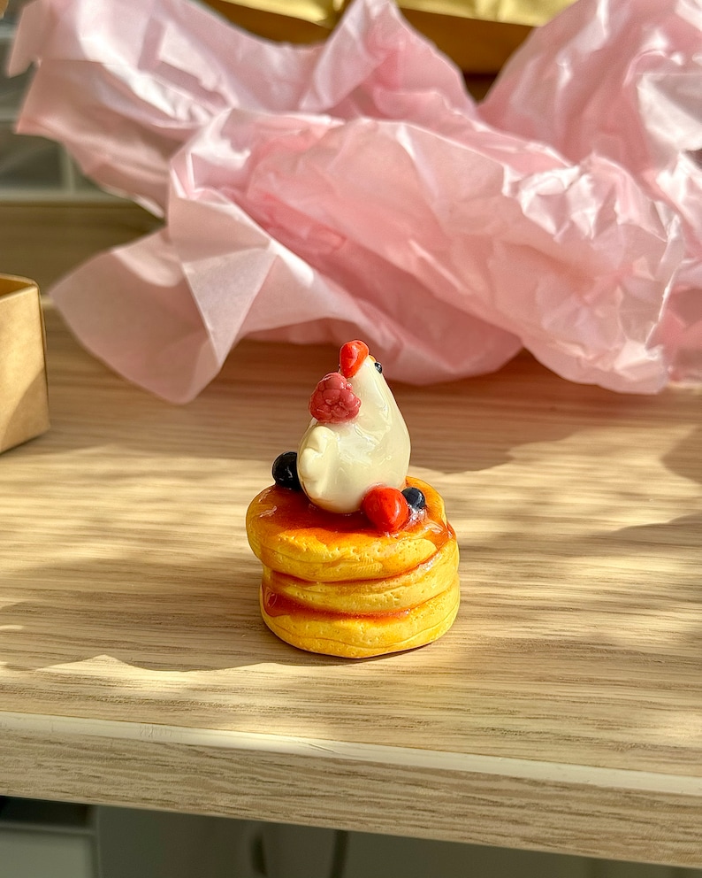 Simpatico pollo su pancake con bacche, amico da scrivania in argilla polimerica kawaii fatto a mano, statuetta di uccello cottagecore, decorazione da tavolo immagine 3