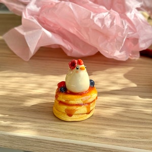 Simpatico pollo su pancake con bacche, amico da scrivania in argilla polimerica kawaii fatto a mano, statuetta di uccello cottagecore, decorazione da tavolo immagine 5