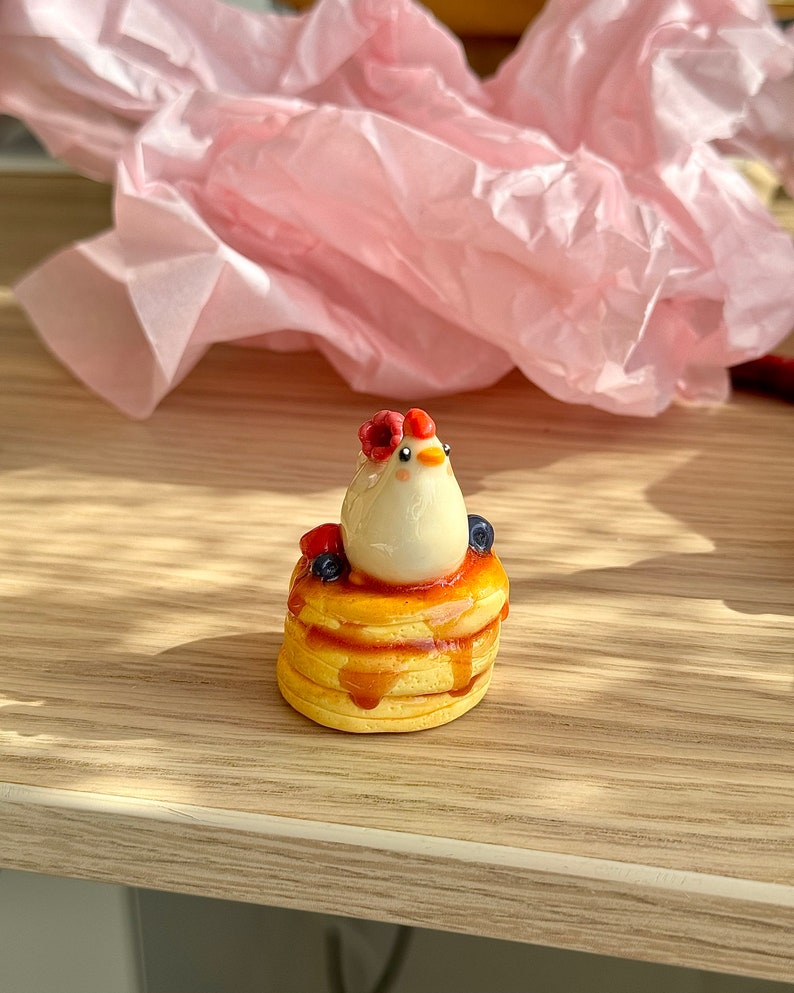 Simpatico pollo su pancake con bacche, amico da scrivania in argilla polimerica kawaii fatto a mano, statuetta di uccello cottagecore, decorazione da tavolo immagine 5