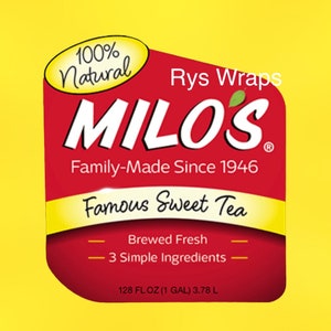 Pode incluir: Um rótulo vermelho e amarelo para o famoso chá doce da Milo's. O rótulo apresenta o nome da marca "Milo's" em letras brancas com um círculo vermelho em torno da palavra "Natural" e o texto "100% Natural" em letras brancas. O rótulo também inclui o texto "Family-Made Since 1946" e "Brewed Fresh - 3 Simple Ingredients -" em letras brancas. O rótulo também inclui o texto "128 FL OZ (1 GAL) 3.78 L" em letras brancas.