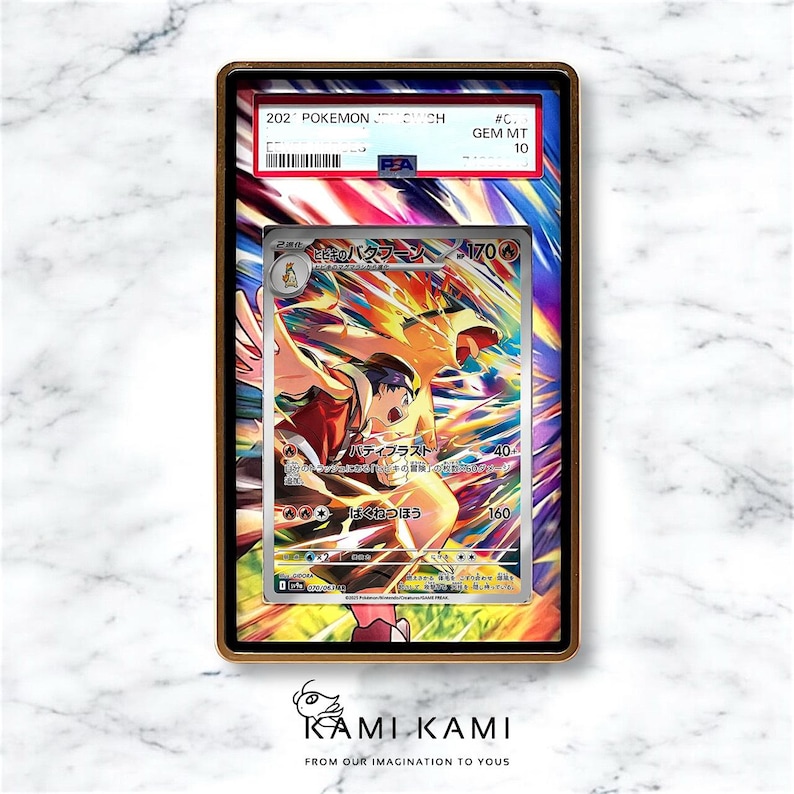 K&ouml;nnte beinhalten: Eine gerahmte Pok&eacute;mon-Sammelkarte mit einer farbenfrohen Illustration eines Charakters in Orange- und Rott&ouml;nen. Die Karte ist bewertet und in einem Schutzhalter mit dem Text "GEM MT 10" eingeschlossen. Der Rahmen hat einen goldenen Rand.