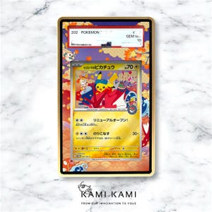 K&ouml;nnte beinhalten: Eine bewertete Pok&eacute;mon-Karte mit Pikachu in einem rot-gelben Design. Die Karte ist in einem goldfarbenen Rahmen mit dem Text "202 POKEMON" und "GEM M 10" eingefasst. Die Karte hat japanischen Text und eine farbenfrohe Illustration.