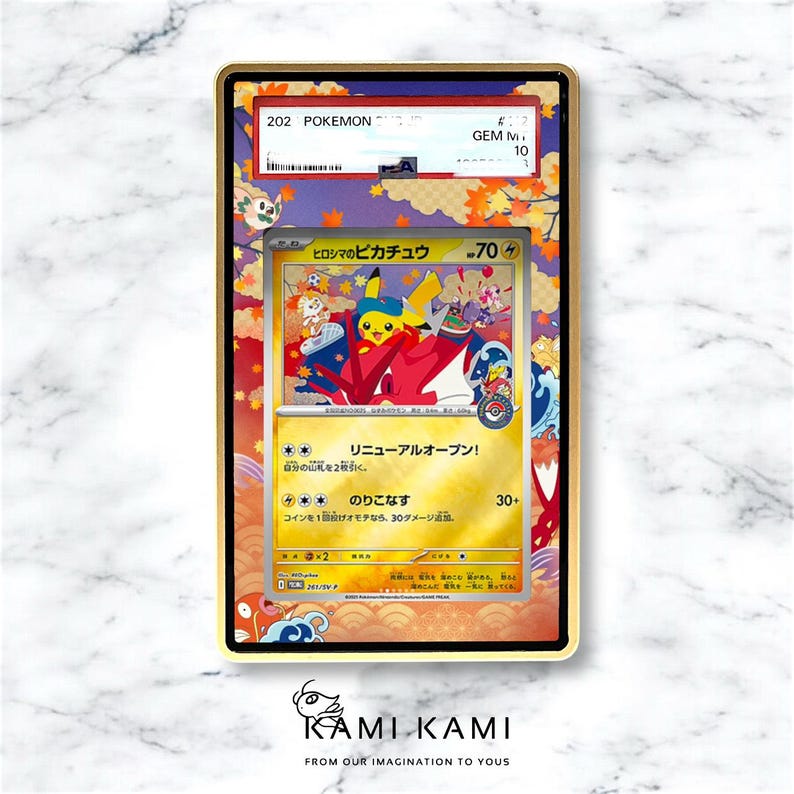 K&ouml;nnte beinhalten: Eine bewertete Pok&eacute;mon-Karte mit Pikachu in einem rot-gelben Design. Die Karte ist in einem goldfarbenen Rahmen mit dem Text "202 POKEMON" und "GEM M 10" eingefasst. Die Karte hat japanischen Text und eine farbenfrohe Illustration.